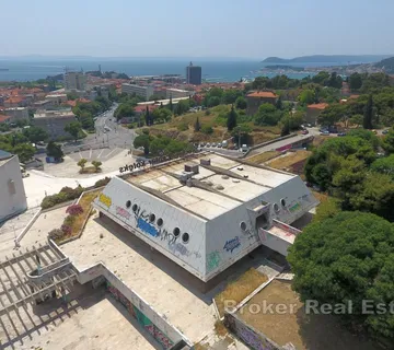 Jedinstveni poslovni prostor za kompletnu renovaciju - Split