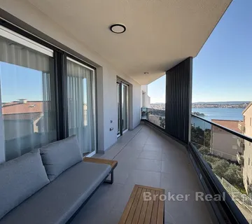 Dvosoban penthouse stan s pogledom na more i krovnom terasom - Trogir