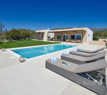 Moderna kuća s bazenom na mirnoj lokaciji - Kaštel Novi, Kaštela