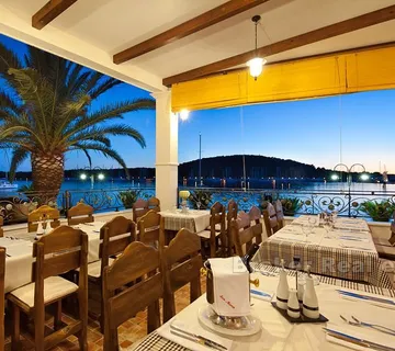 Rogoznica, prekrasna kamena kuća s restoranom