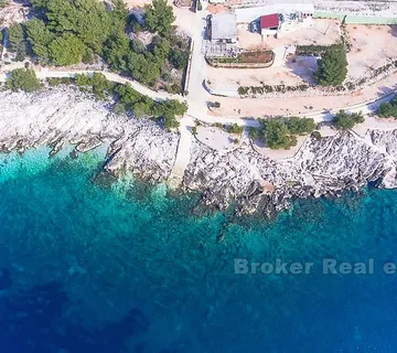 Kuća s velikom okućnicom, prvi red do mora - Primošten