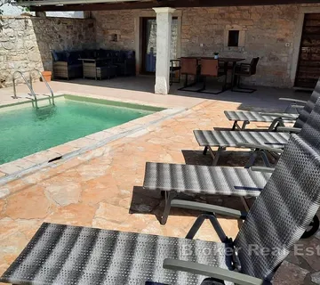 Kuća s bazenom i dodatnim zemljištem - Poreč