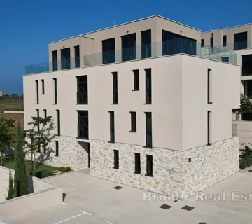 Predivni dvoetažni penthouse u modernoj novogradnji unutar resorta - Umag