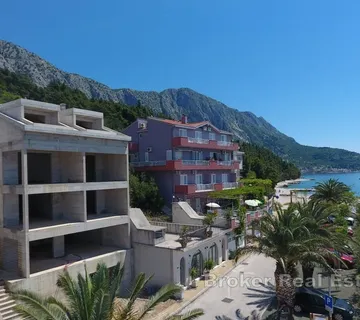 Nedovršena apartmanska kuća u prvom redu uz more - Makarska
