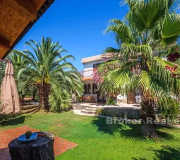 Kuća s prostranom okućnicom - Žedno, Trogir