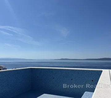 Luksuzan stan s vlastitim bazenom na krovnoj terasi - Žedno, Trogir