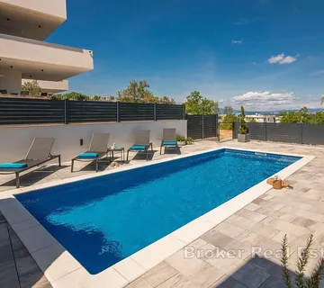 Luksuzni trosoban apartman s bazenom i okućnicom - Krk