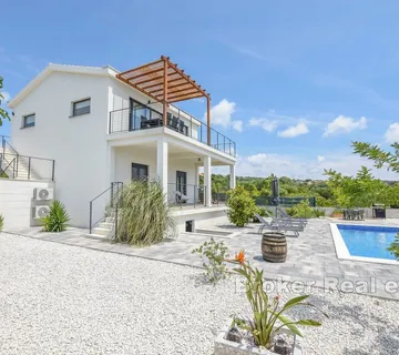 Vila s bazenom u blizini Rogoznice - Rogoznica