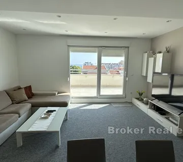 Atraktivan penthouse s velikom terasom I jacuzzijem - Split