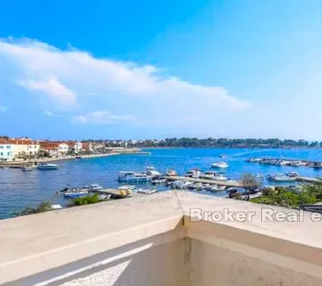 Zadar apartmanska kuća prvi red do mora - Petrčane, Zadar