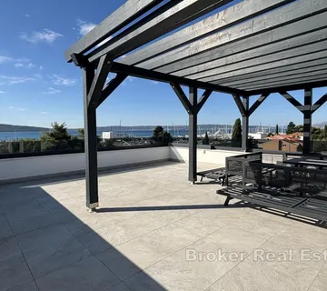 Izvanredan penthouse stan s krovnom terasom i otvorenim pogledom na more - Kaštel Gomilica, Kaštela