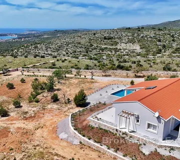 Prostrano imanje s modernom vilom u mirnom okruženju - Rogoznica