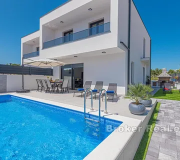 Moderna dvojna vila s bazenom - Vodice