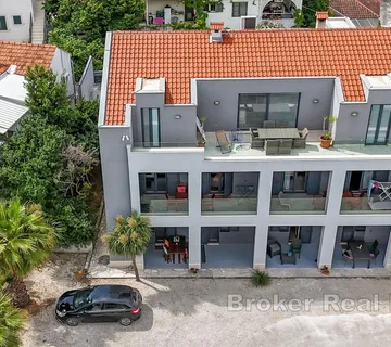 Apartmanska kuća u drugom redu do mora - Brač, Brač