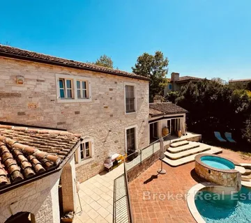 Luksuzna kamena vila s bazenom i velikom okućnicom - Rovinj