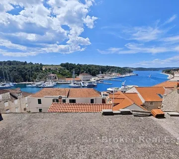 Kuća u blizini mora za renovaciju - Brač, Brač