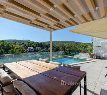 Novoizgrađena vila s bazenom i otvorenim pogledom na more - Brač, Brač