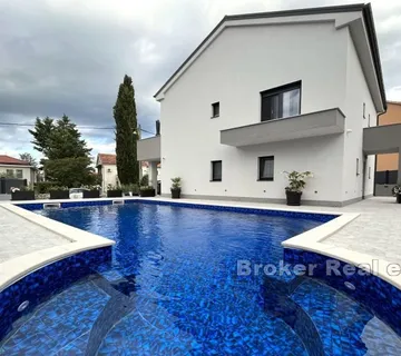 Samostojeća kuća s bazenom i pogledom na more - Krk