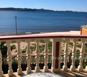 Apartmanska kuća, prvi red do mora - Sukošan