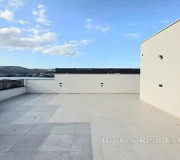 Penthouse s krovnom terasom i parkirnim mjestom - Žedno, Trogir