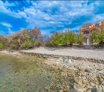 Kuća s više apartmana prvi red do mora - Sukošan