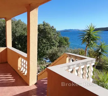 Samostojeća kuća na malom otoku Rivanj, prvi red uz more - Ugljan, Preko