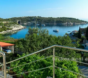 Samostojeća kuća s predivnim pogledom na uvalu, na prodaju - Vis