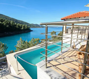 Luksuzna i moderna vila, smještena odmah uz more - Korčula