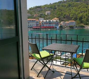 Dvojna kamena kuća na rivi - Šolta, Šolta