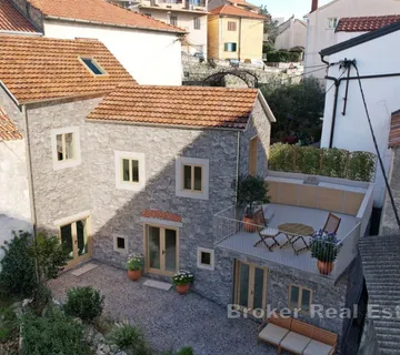 Dalmatinska kamena kuća za renovaciju s projektom - Sibenik, Sibenik