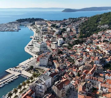 Prostrani stan s potkrovljem na vrhunskoj lokaciji s pogledom na more - Grad, Split grad