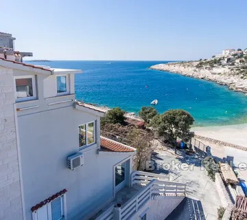 Apartmanska kuća na izuzetnoj lokaciji - Rogoznica