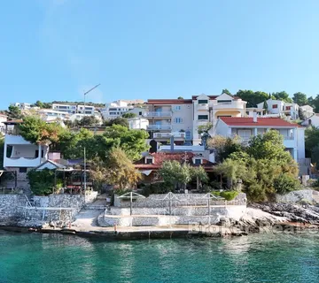 Apartmanska kuća u prvom redu do mora - Rogoznica