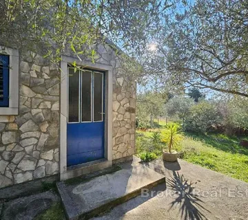 Poljoprivredno zemljište s pomoćnim objektom - Makarska