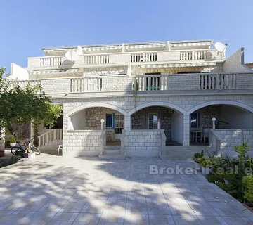 Apartmanska kuća, na prodaju - Brač, Brač