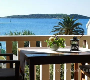 Samostojeća apartmanska kuća blizu plaže - Vis