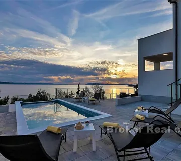 Vila s bazenom i pogledom na more - Makarska