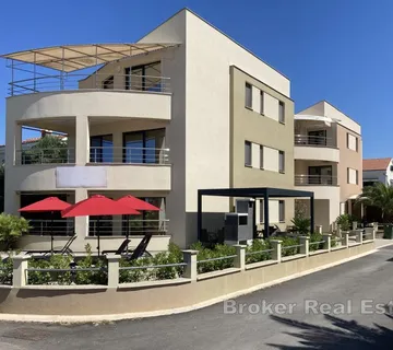 Apartmanska kuća u prvom redu do mora - Privlaka, Zadar okolica