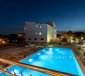 Apartmanska kuća s bazenom - Trogir