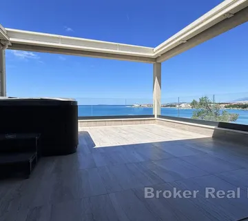Luksuzan penthouse u prvom redu do mora - Pag