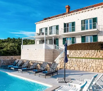 Prekrasna vila s bazenom i 3 prostrana apartmana - Cavtat, Konavle