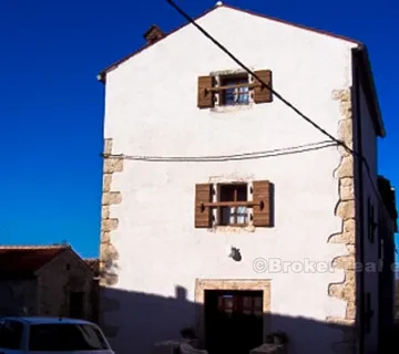 Kuća na 3 etaže, na prodaju - Umag