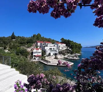 Trosoban stan s garažom i dodatnim stambenim prostorom - Korčula