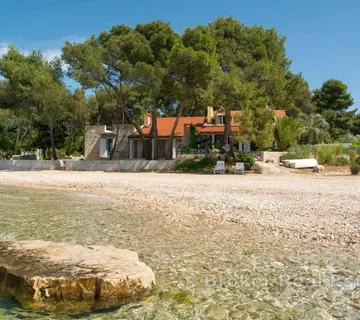 Vila na izuzetnoj lokaciji, na prodaju - Brač, Brač