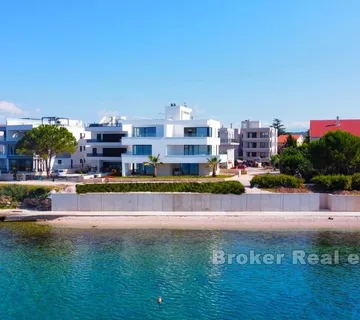 Troetažni apartman prvi red do mora - Sukošan
