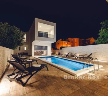 Vila s grijanim bazenom na mirnoj lokaciji - Vodice