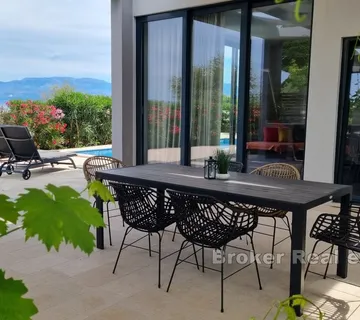 Vila s bazenom u prvom redu do mora - Brač, Brač