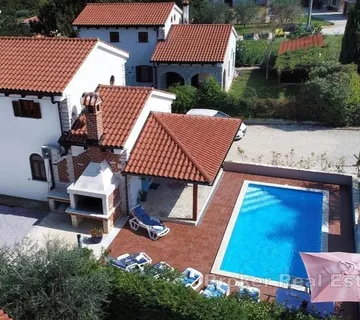 Kuća s bazenom i okućnicom - Poreč