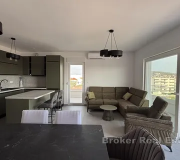 Moderan trosoban stan s pogledom na more - Trogir
