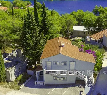 Kuća u lijepoj uvali, s pogledom na more, na prodaju - Brač, Brač
